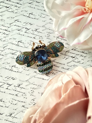 Broszka "Królewska Pszczoła"|Kryształy w kolorze Szafiru i Szmaragdu