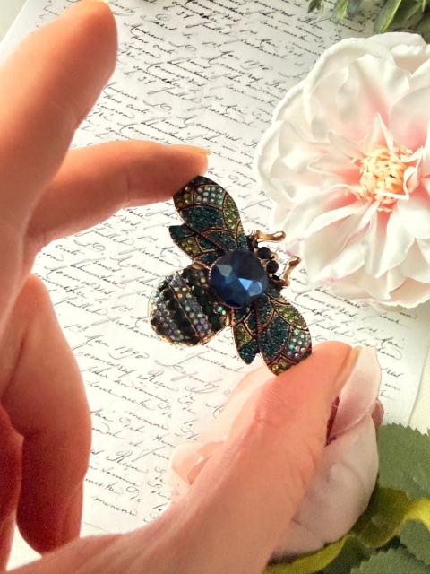 Broszka "Królewska Pszczoła"|Kryształy w kolorze Szafiru i Szmaragdu