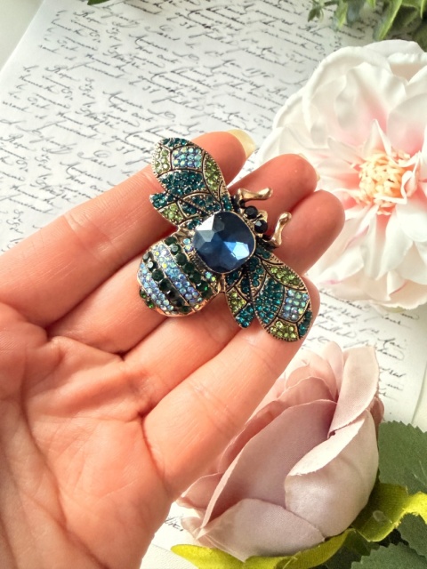 Broszka "Królewska Pszczoła"|Kryształy w kolorze Szafiru i Szmaragdu