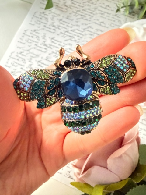 Broszka "Królewska Pszczoła"|Kryształy w kolorze Szafiru i Szmaragdu