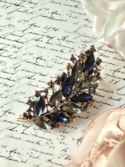 Broszka w kształcie pióra w kolorze granatowym