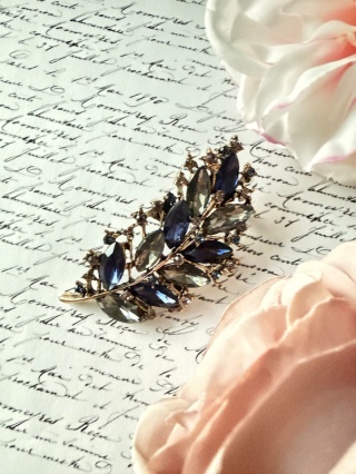 Broszka "Szafirowe Pióro" | YourLook | Granat & Grafit | Kryształy