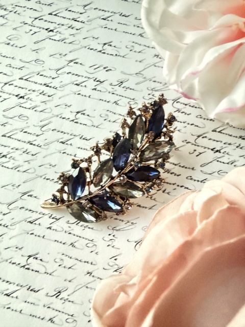 Broszka "Szafirowe Pióro" | YourLook | Granat & Grafit | Kryształy