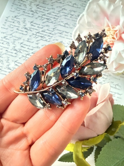 Broszka "Szafirowe Pióro" | YourLook | Granat & Grafit | Kryształy