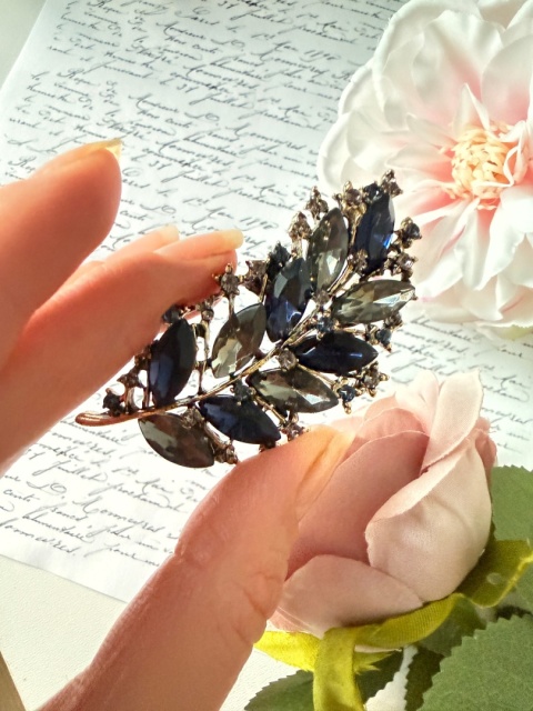 Broszka "Szafirowe Pióro" | YourLook | Granat & Grafit | Kryształy