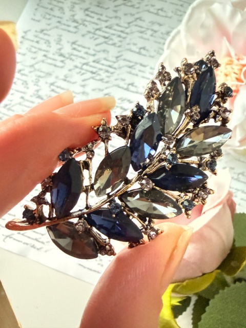 Broszka "Szafirowe Pióro" | YourLook | Granat & Grafit | Kryształy