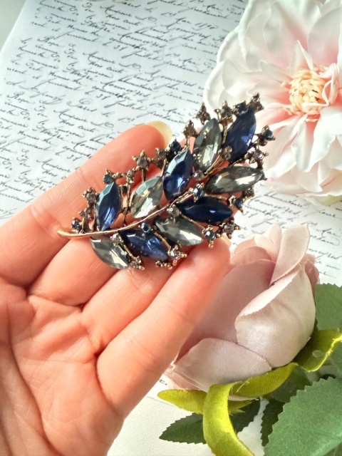 Broszka "Szafirowe Pióro" | YourLook | Granat & Grafit | Kryształy