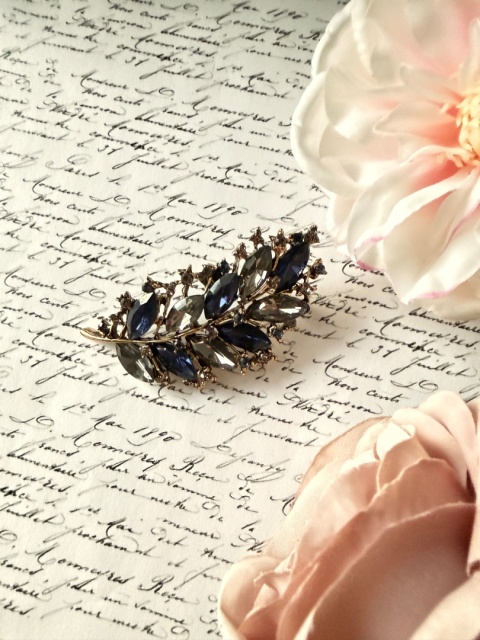 Broszka "Szafirowe Pióro" | YourLook | Granat & Grafit | Kryształy