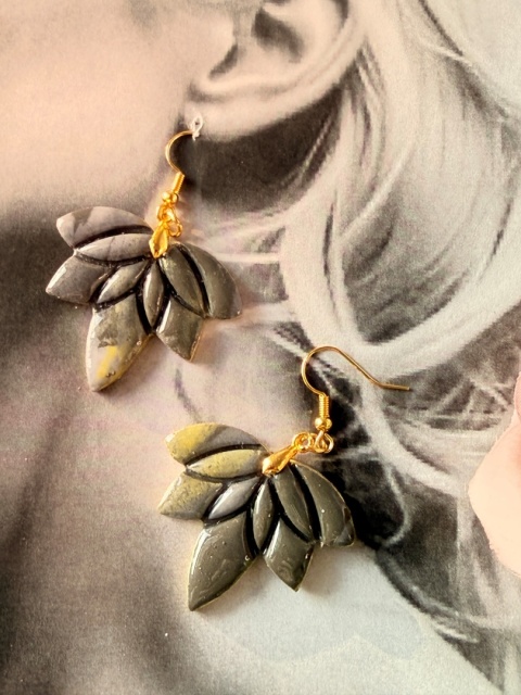 Efektowne Kolczyki "Liść Klonu w Granicie" | Rękodzieło Glina Polimerowa