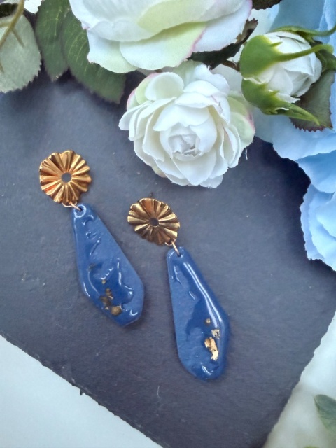 Kolczyki Kobaltowy Kwiat & Złota Kropla | Rękodzieło Glina Polimerowa